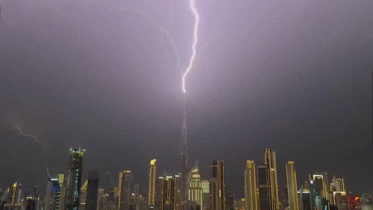 Jako by nestačila válka. Perský záliv zasáhly silné bouřky, smršť blesků i tornádo